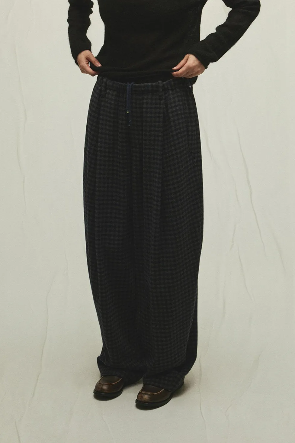 Wool-rich check pattern banana shaped pants